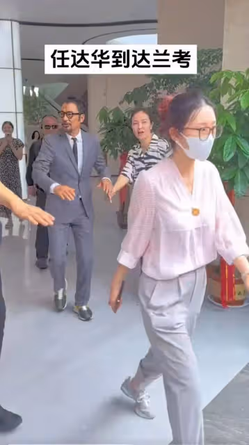 任達華現身河南蘭考縣商演，安保人員穿防彈衣被指太誇張