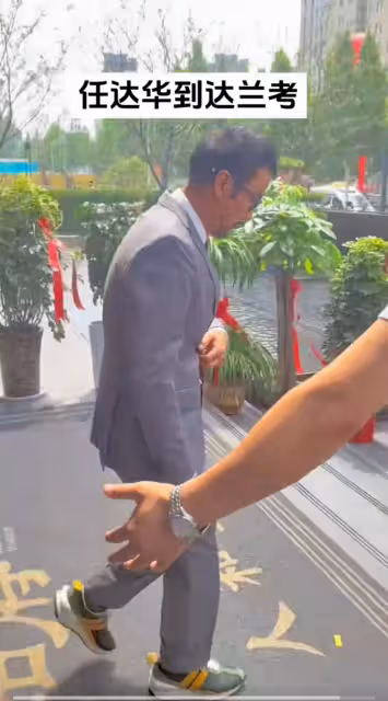 任達華現身河南蘭考縣商演，安保人員穿防彈衣被指太誇張