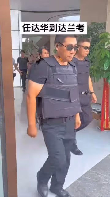 任達華現身河南蘭考縣商演，安保人員穿防彈衣被指太誇張