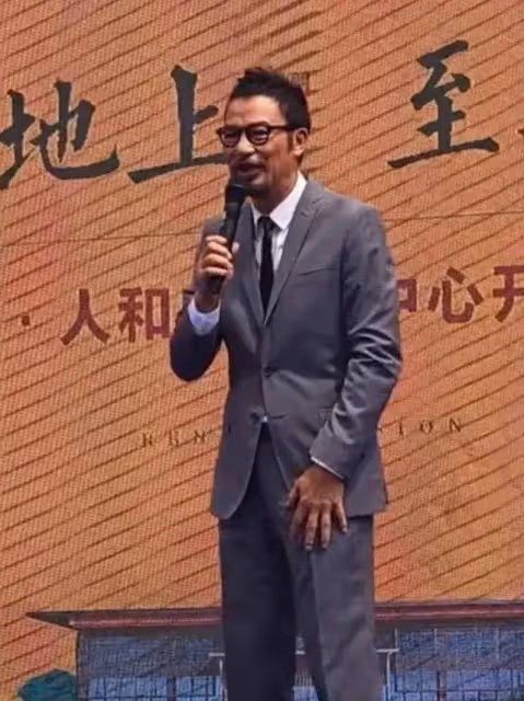 任達華現身河南蘭考縣商演，安保人員穿防彈衣被指太誇張