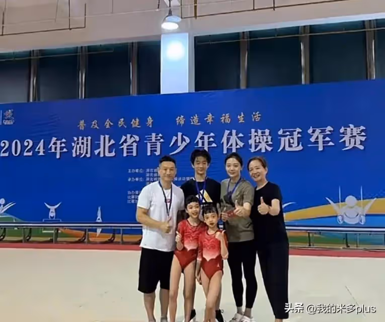 楊威雙胞胎女兒參加湖北體操比賽,14歲楊陽洋到場,神態老成