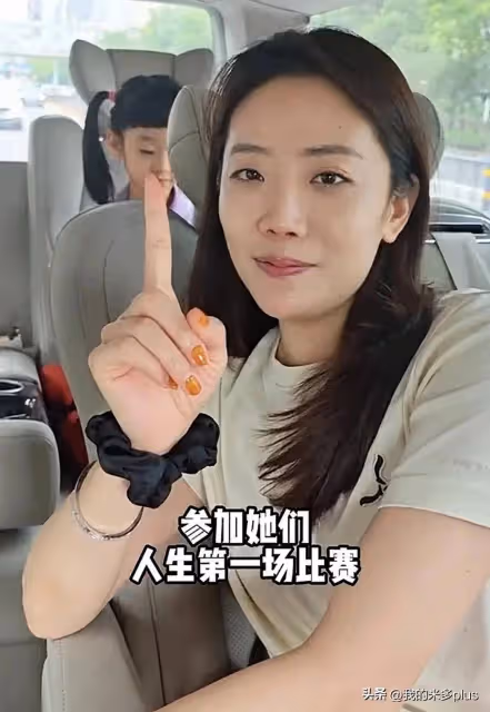 楊威雙胞胎女兒參加湖北體操比賽,14歲楊陽洋到場,神態老成