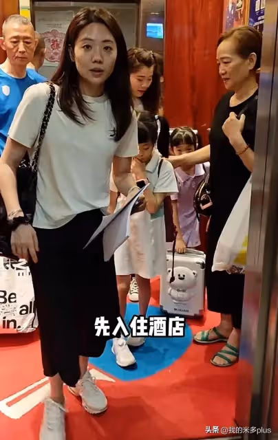 楊威雙胞胎女兒參加湖北體操比賽,14歲楊陽洋到場,神態老成