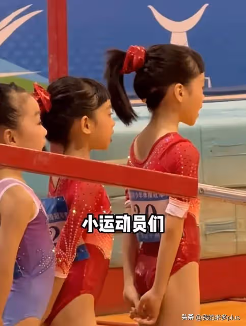楊威雙胞胎女兒參加湖北體操比賽,14歲楊陽洋到場,神態老成