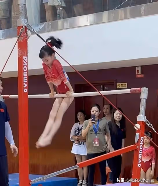 楊威雙胞胎女兒參加湖北體操比賽,14歲楊陽洋到場,神態老成