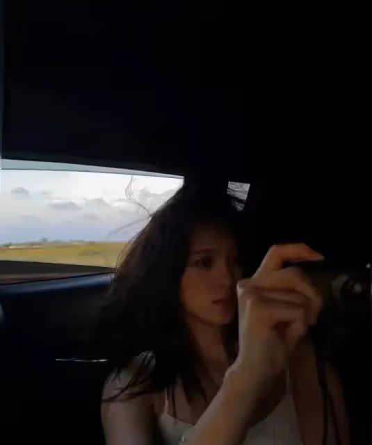 歐陽娜娜西班牙度假,曬自拍視頻,小肚腩搶鏡她真的沒有身材焦慮