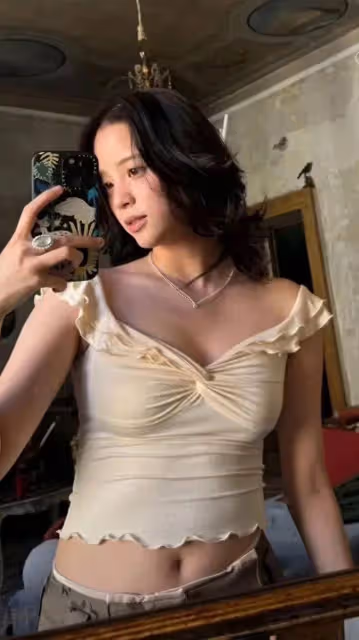 歐陽娜娜西班牙度假,曬自拍視頻,小肚腩搶鏡她真的沒有身材焦慮