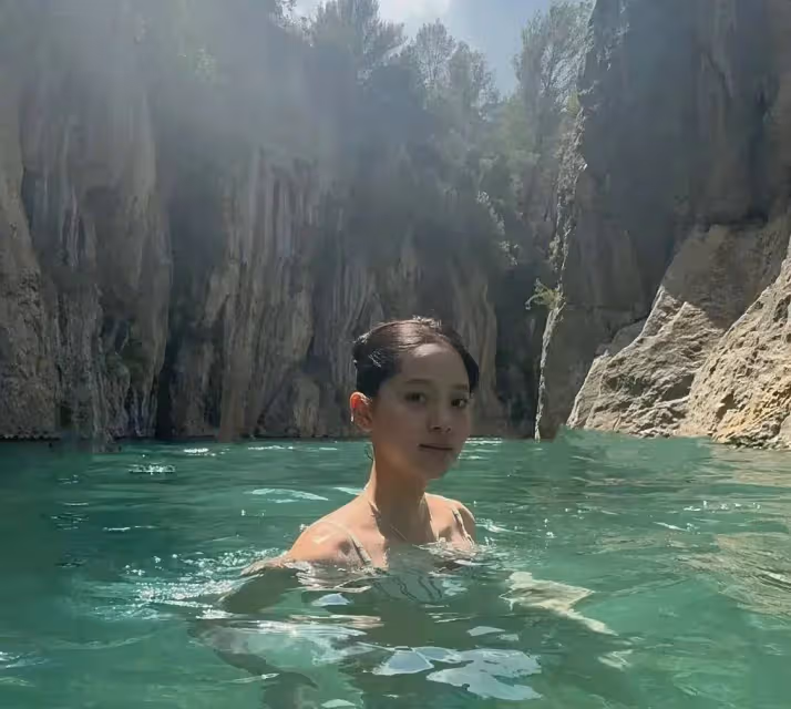 歐陽娜娜西班牙度假,曬自拍視頻,小肚腩搶鏡她真的沒有身材焦慮