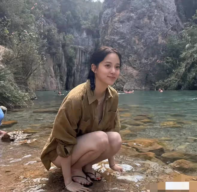 歐陽娜娜西班牙度假,曬自拍視頻,小肚腩搶鏡她真的沒有身材焦慮