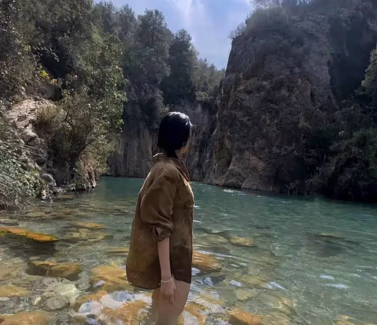 歐陽娜娜西班牙度假,曬自拍視頻,小肚腩搶鏡她真的沒有身材焦慮