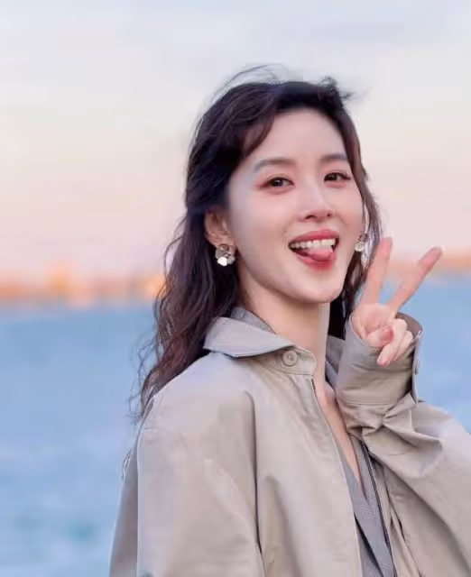 章澤天扎雙麻花辮看歐洲杯,笑容元氣夢回奶茶妹妹