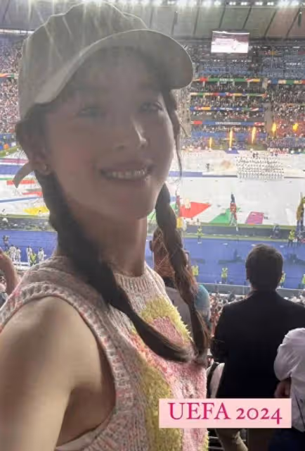 章澤天扎雙麻花辮看歐洲杯,笑容元氣夢回奶茶妹妹