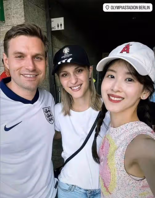 章澤天扎雙麻花辮看歐洲杯,笑容元氣夢回奶茶妹妹