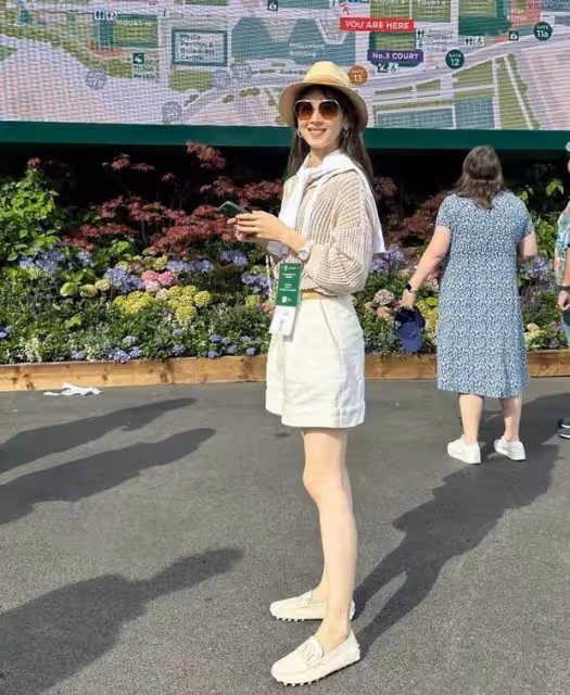 章澤天扎雙麻花辮看歐洲杯,笑容元氣夢回奶茶妹妹