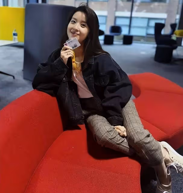 章澤天扎雙麻花辮看歐洲杯,笑容元氣夢回奶茶妹妹