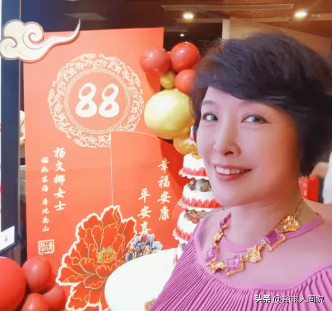 北京大佬寶慶為母親過大壽!劉惠到場太有排面,現場用工程車撒錢