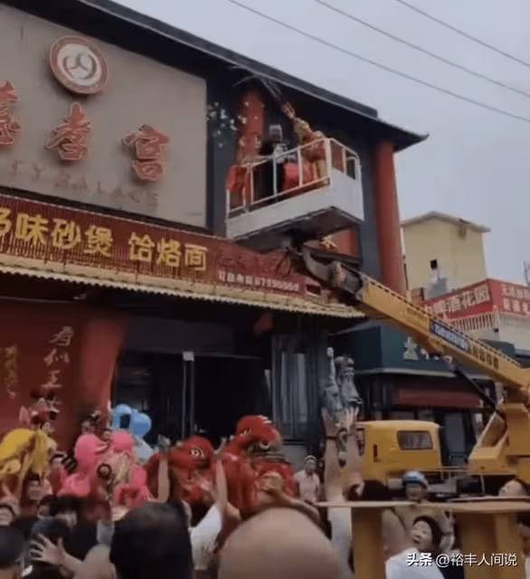 北京大佬寶慶為母親過大壽!劉惠到場太有排面,現場用工程車撒錢