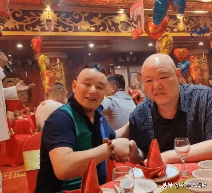 北京大佬寶慶為母親過大壽!劉惠到場太有排面,現場用工程車撒錢