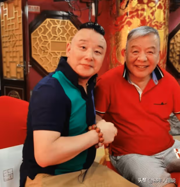 北京大佬寶慶為母親過大壽！劉惠到場太有排面，現場用工程車撒錢