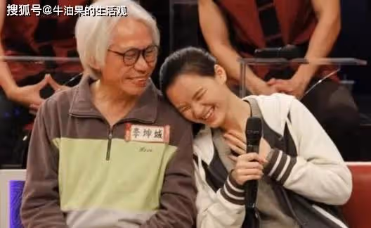 爺孫戀女主偷外賣被拍,與父親和解後被接回家,人生盡毀令人惋惜