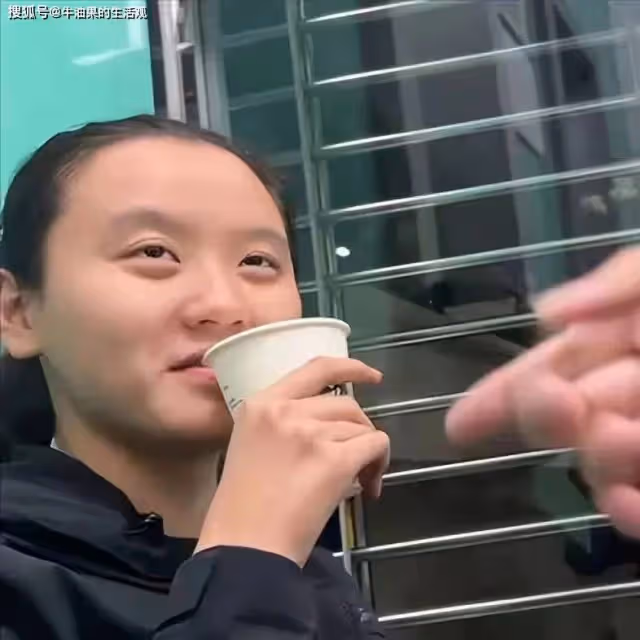 爺孫戀女主偷外賣被拍,與父親和解後被接回家,人生盡毀令人惋惜