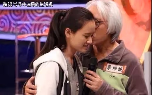 爺孫戀女主偷外賣被拍,與父親和解後被接回家,人生盡毀令人惋惜