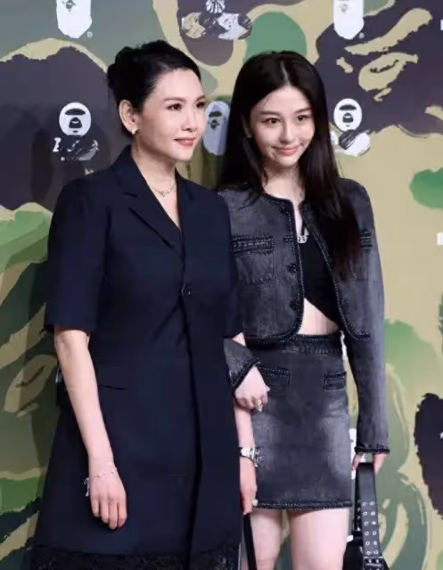邱淑貞女兒和劉鑾雄女兒同框,22歲沈月不如16歲劉秀樺漂亮!
