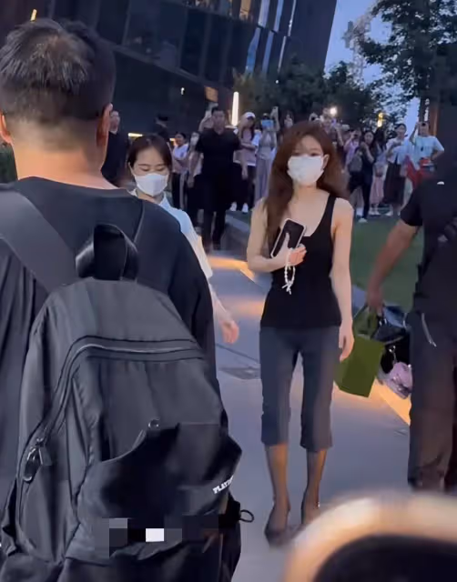 趙露思下班穿搭七分褲搭黑色絲襪,網友無惡意吐槽:好詭異的穿搭