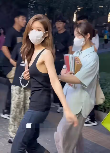 趙露思下班穿搭七分褲搭黑色絲襪,網友無惡意吐槽:好詭異的穿搭