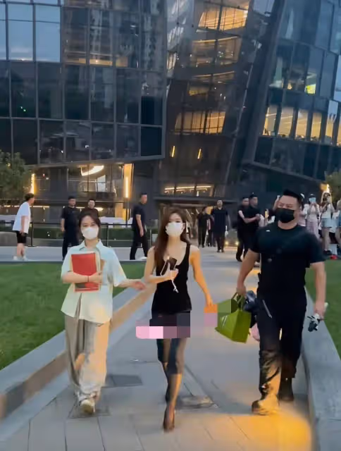 趙露思下班穿搭七分褲搭黑色絲襪,網友無惡意吐槽:好詭異的穿搭