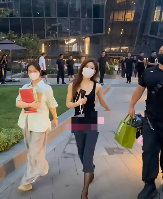 趙露思下班穿搭七分褲搭黑色絲襪,網友無惡意吐槽:好詭異的穿搭