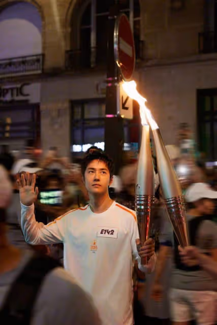 王一博身穿白衣傳遞聖火,帥氣利落笑容極具感染力