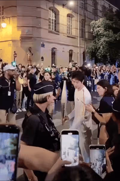 王一博身穿白衣傳遞聖火,帥氣利落笑容極具感染力