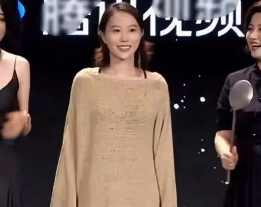 27歲竇靖童驚艷變身!網友:這真的不是年輕時的王菲嗎