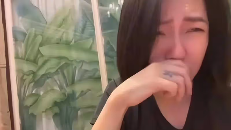 小s老公許雅鈞獨自現身新加坡，打扮休閒似旅遊，引髮網友猜測