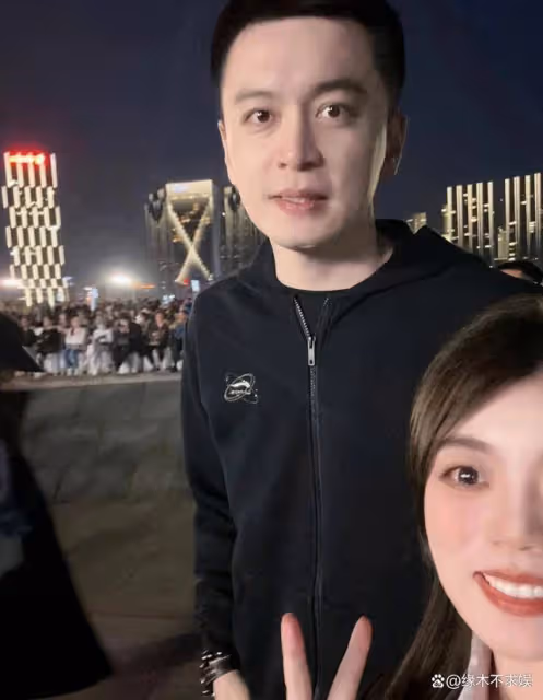楊鳴和女友被偶遇，女友素顏也很美，戴定情物寸步不離！