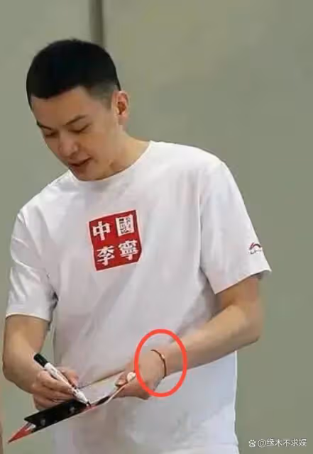 楊鳴和女友被偶遇，女友素顏也很美，戴定情物寸步不離！