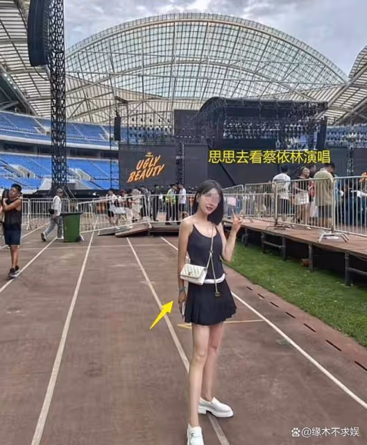 楊鳴和女友被偶遇，女友素顏也很美，戴定情物寸步不離！