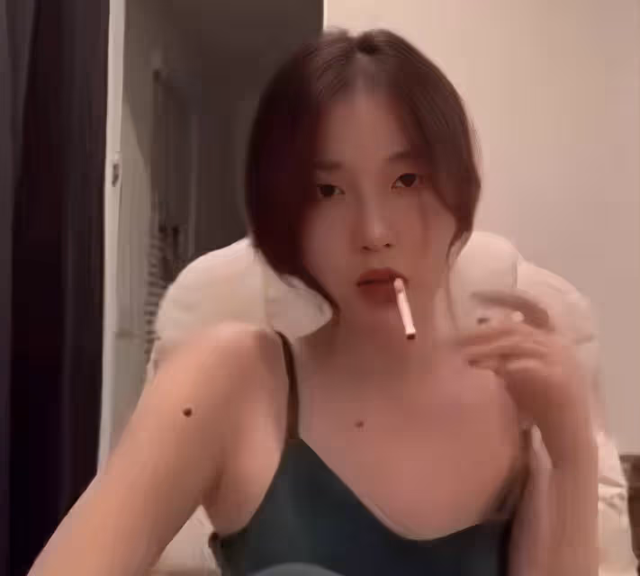 香港小姐大熱選手曝醜聞,穿三點式泳裝自拍尺度大,回應只是貪玩