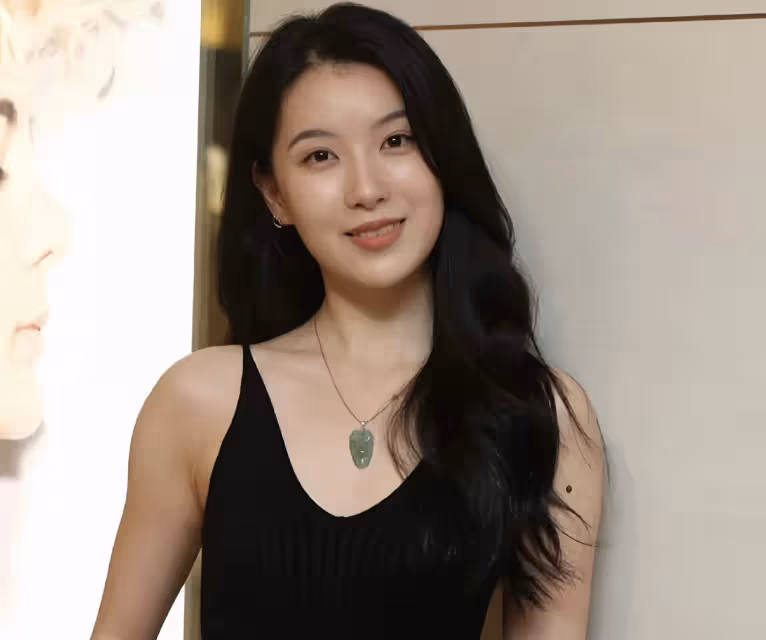香港小姐大熱選手曝醜聞,穿三點式泳裝自拍尺度大,回應只是貪玩