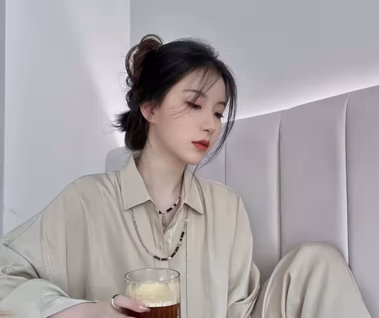 香港小姐大熱選手曝醜聞,穿三點式泳裝自拍尺度大,回應只是貪玩
