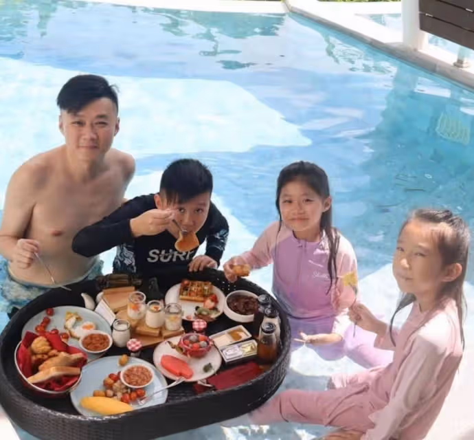畫面衝擊!黃心穎二姐與兒子舉止過分親昵,著裝清涼被兒子咬耳朵