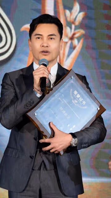 香港知名藝人獲得亞洲影帝,家裡喜鵲來報喜,老婆成旺夫之人