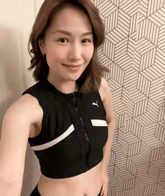 TVB前花旦袁彩雲攜女游大理!曬近乎素顏照太真實,11歲女兒吸睛