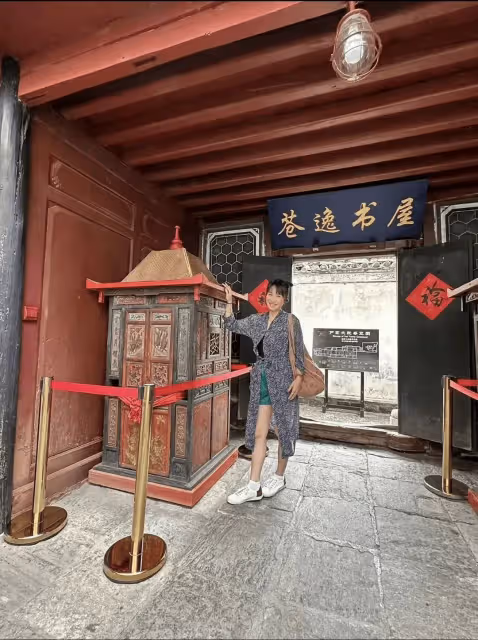 TVB前花旦袁彩雲攜女游大理!曬近乎素顏照太真實,11歲女兒吸睛