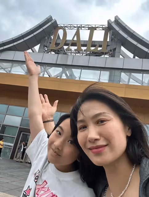 TVB前花旦袁彩雲攜女游大理!曬近乎素顏照太真實,11歲女兒吸睛