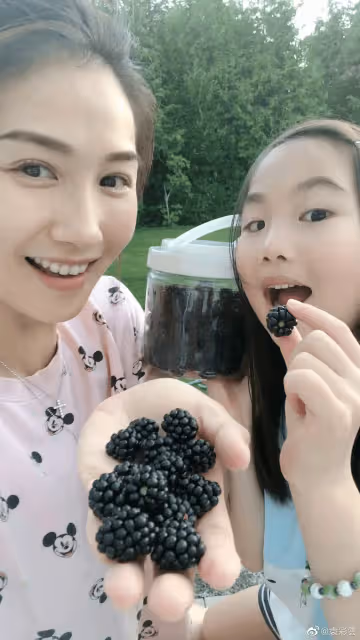 TVB前花旦袁彩雲攜女游大理!曬近乎素顏照太真實,11歲女兒吸睛