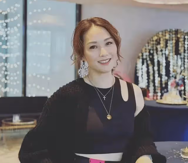 TVB前花旦袁彩雲攜女游大理!曬近乎素顏照太真實,11歲女兒吸睛