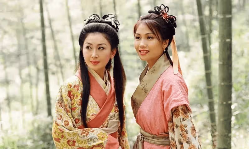 TVB前花旦袁彩雲攜女游大理!曬近乎素顏照太真實,11歲女兒吸睛