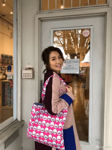 TVB前花旦袁彩雲攜女游大理!曬近乎素顏照太真實,11歲女兒吸睛